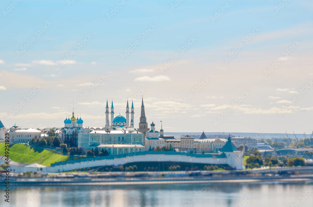 Obraz premium Kazan Kremlin and the Kazanka river against the blue sky in summer