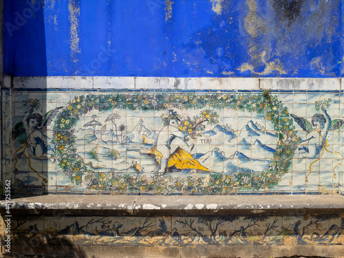 Tablou pe pânză Old garden bench with tiles allegory to the earth