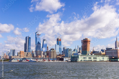 A picture of Manhattan skyline and Pier 57 at Hudson River Park © João Figueiredo