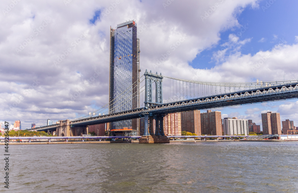 A picture of Manhattan Bridge in New York City, USA. In the picture one can see the East River, One Manhattan Square and Manhattan skyline