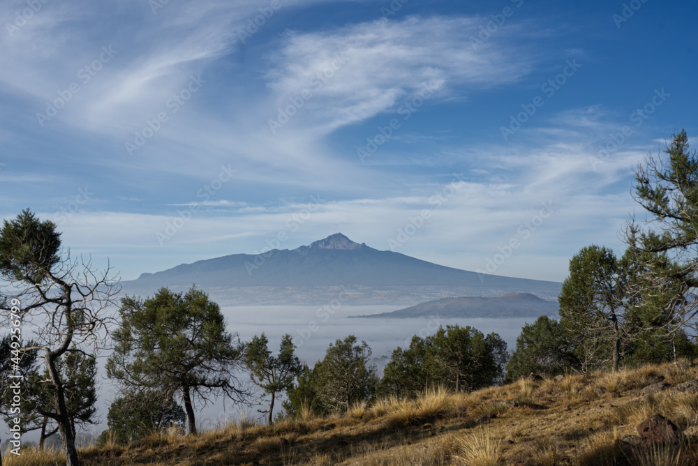 Fototapeta premium montaña bajo el cielo 