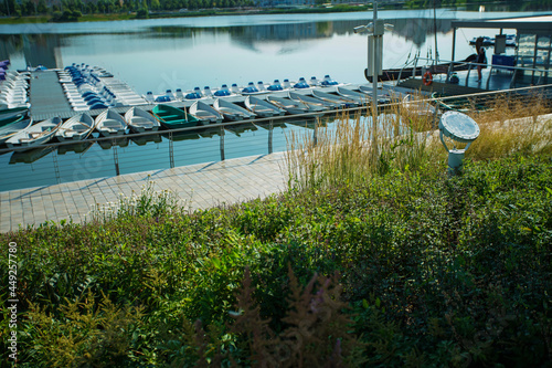 Foto Gardening on embankment of Lake Nihzny Kaban and boats for rent in Kazan, Tatars
