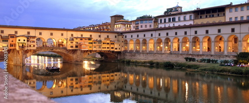 Spiegelung der Ponte Veccio im abendlichen Arno