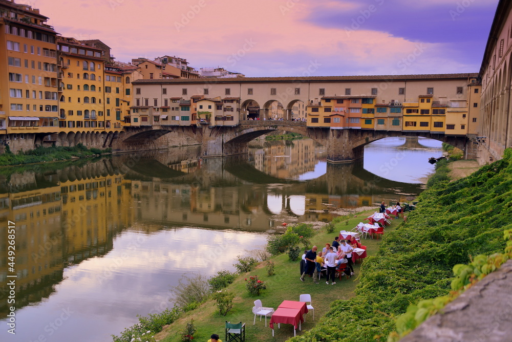 Obraz premium Spiegelung der Ponte Veccio im abendlichen Arno