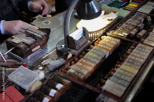 Φωτογραφία Close-up of a skilled craftsman carving an emblem stamp in Guangzhou, China