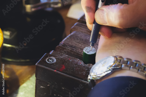 Φωτογραφία Close-up of a skilled craftsman carving an emblem stamp in Guangzhou, China