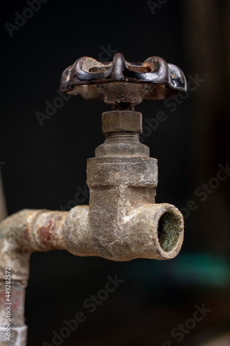 Llave grifo de agua oxidada sin servicio.