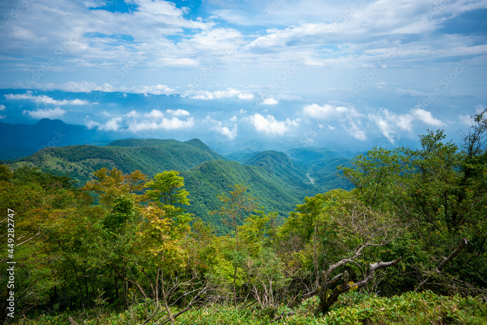 Fototapeta premium 群馬県前橋市、桐生市にある赤城山、黒檜山、地蔵岳を登山している風景 Scenery of climbing Mt. Akagi, Mt. Kurobi-san and Mt. Jizo-dake in Maebashi and Kiryu, Gunma Prefecture. 