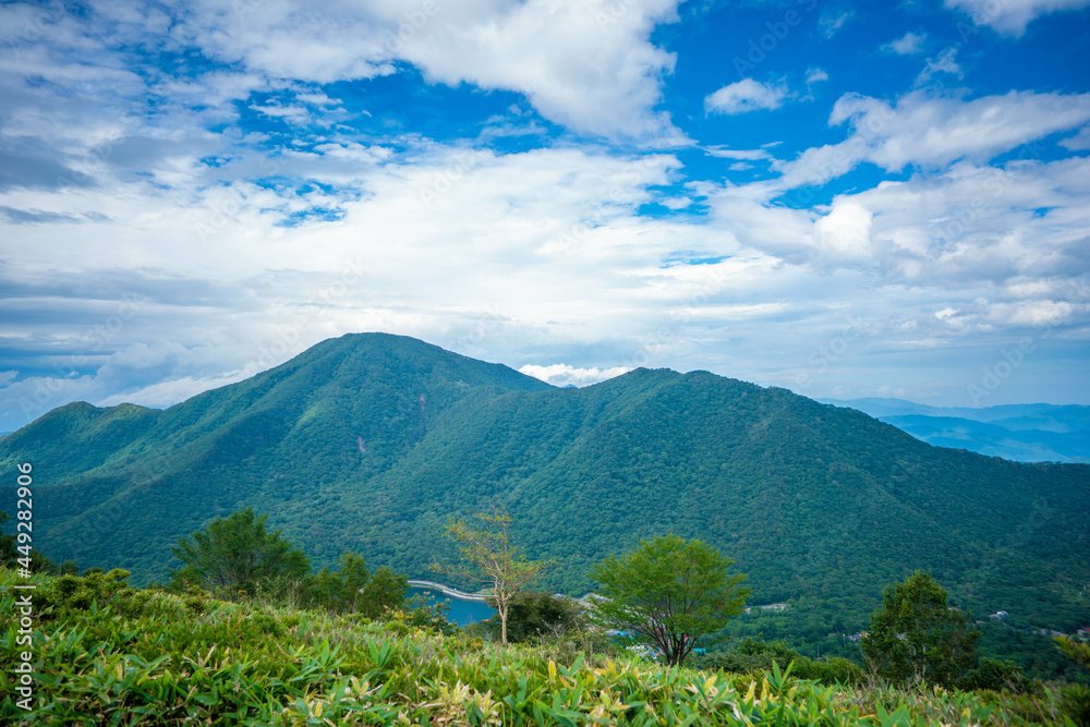 Fototapeta premium 群馬県前橋市、桐生市にある赤城山、黒檜山、地蔵岳を登山している風景 Scenery of climbing Mt. Akagi, Mt. Kurobi-san and Mt. Jizo-dake in Maebashi and Kiryu, Gunma Prefecture. 