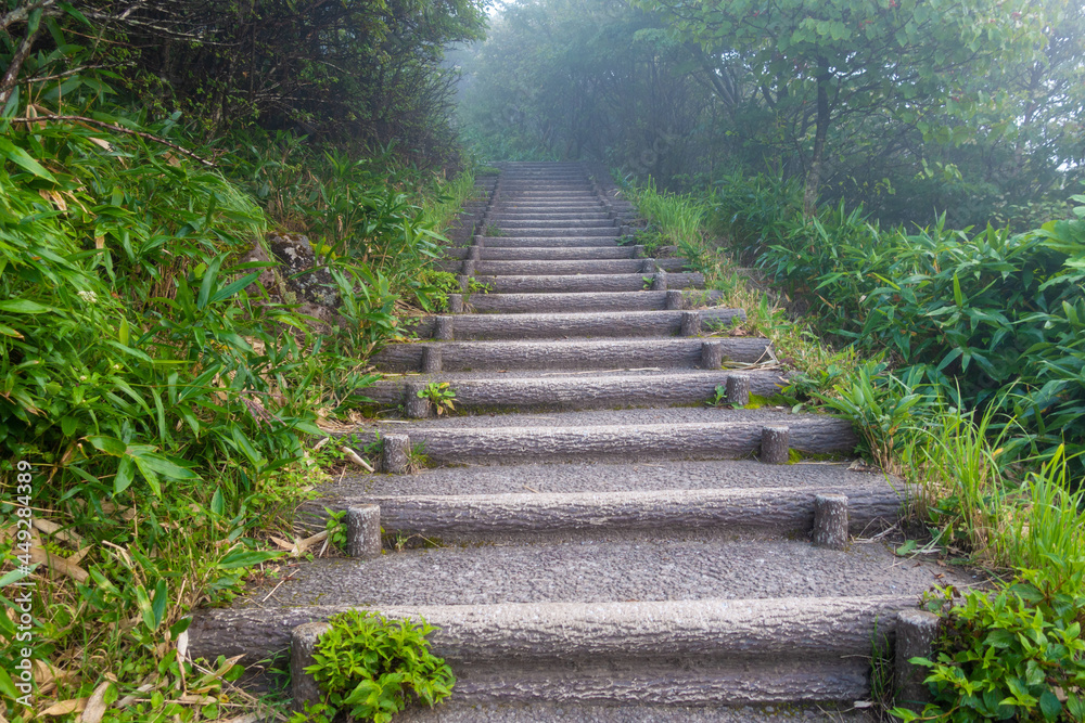 大分県玖珠郡九重町、竹田市久住町のくじゅう連山を登山している風景 A scene of climbing the Kujyu mountain range in Kusu-gun, Kokonoe-machi and Takeda-shi, Oita Prefecture. 