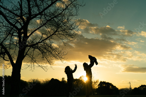 親子の夕日シルエット