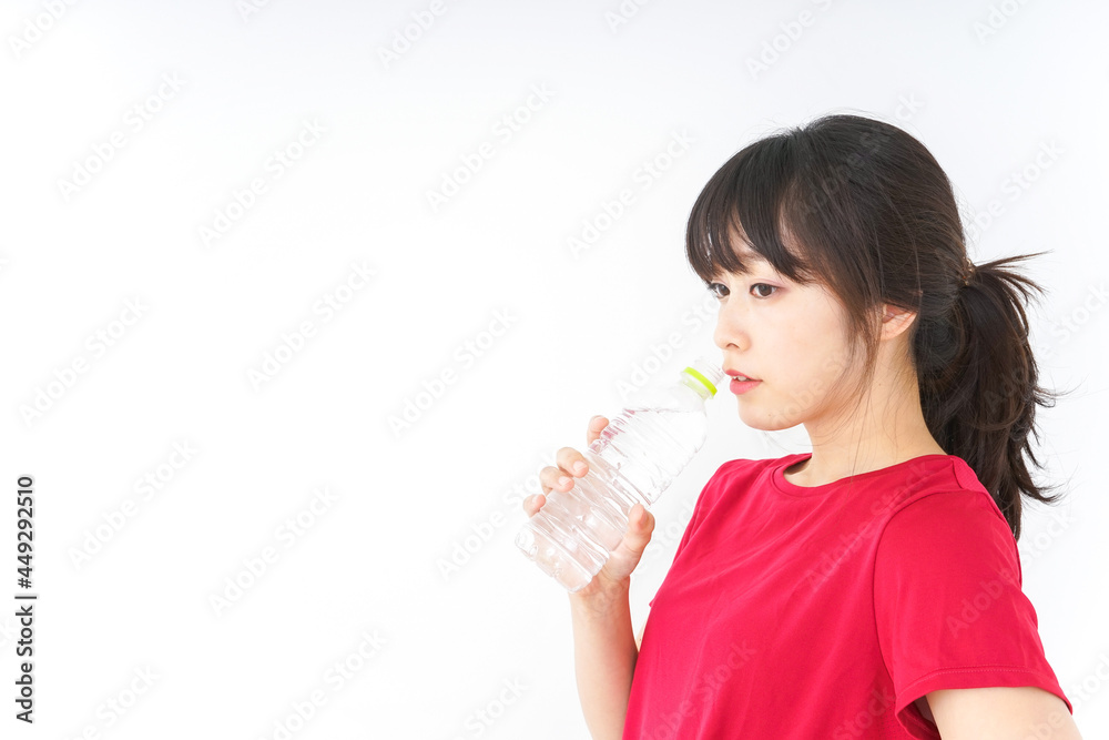 スポーツ中に水分補給をする女性 スポーツ中に水分補給をする女性