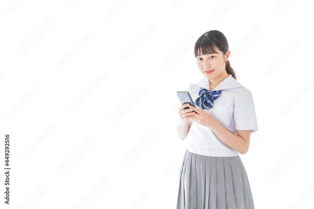 スマホを使う制服姿の女子学生