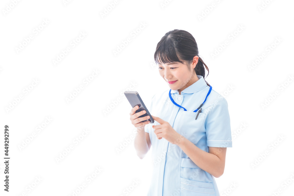 スマホを使う若い看護師 スマホを使う若い看護師