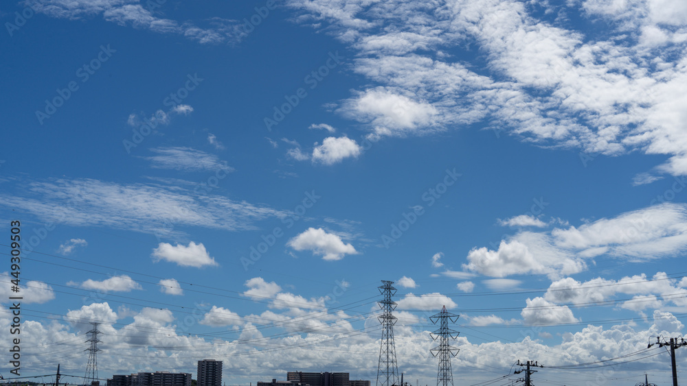 鉄塔と空の風景。ある日本の町並み。