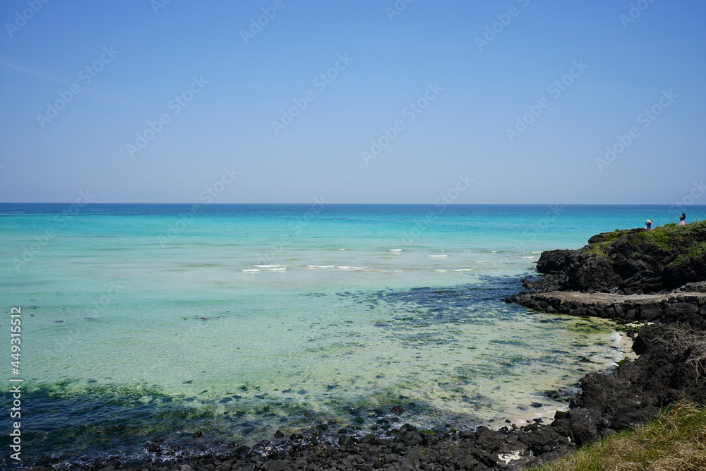 Fototapeta premium a beautiful seaside landscape with clear bluish water