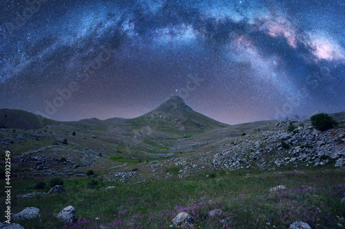 Valokuva mountain in the mountain area of the gran sasso abruzzo at night with the milky