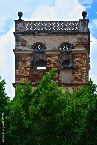 Foto Closeup shot of an old semi-destroyed ancient tower in Bayamo city, Cuba