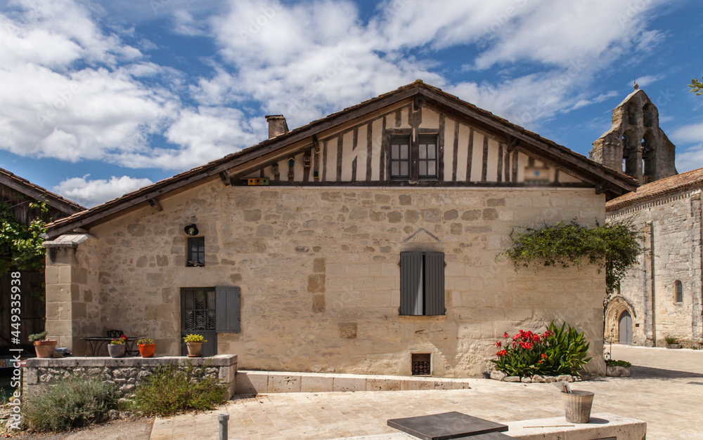 Monteton (Lot et Garonne, France) - Maison à colombages pittoresque et église Notre Dame