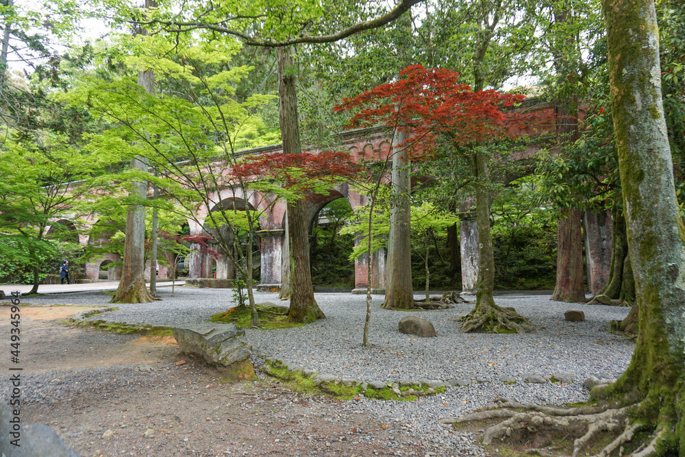 京都 新緑の季節の南禅寺 水路閣