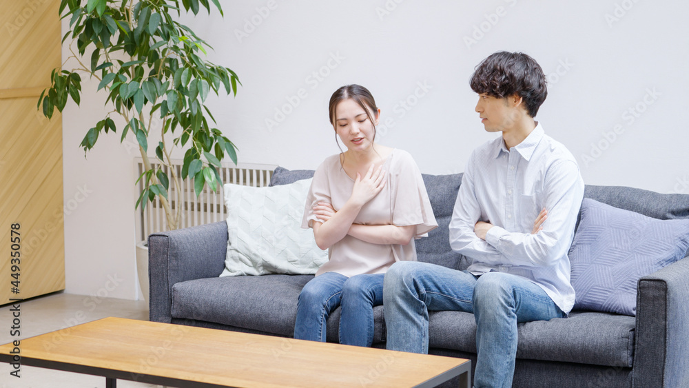 家で話をする若い夫婦・カップル 家で話をする若い夫婦・カップル