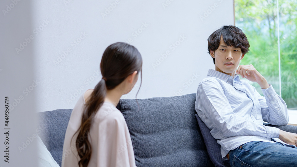 家で喧嘩をする若い夫婦・カップル 家で喧嘩をする若い夫婦・カップル