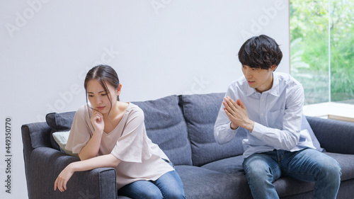 家で喧嘩をする若い夫婦・カップル photo