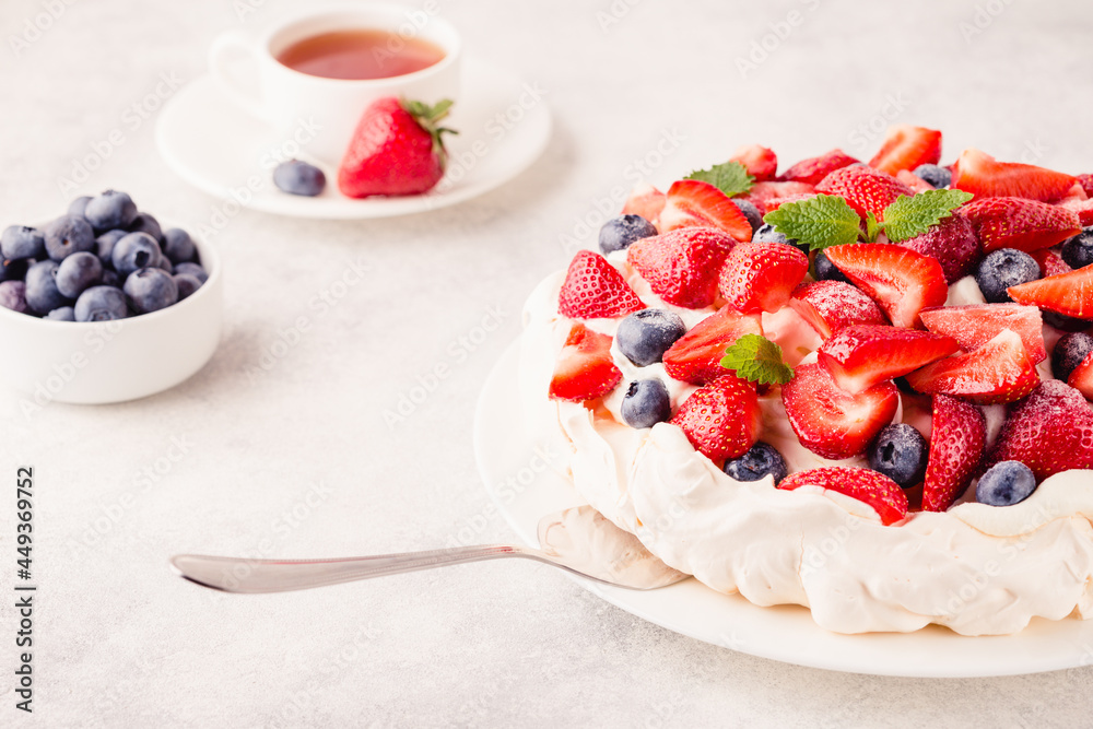 Delicious Pavlova cake with fresh strawberry and blueberry Delicious Pavlova cake with fresh strawberry and blueberry