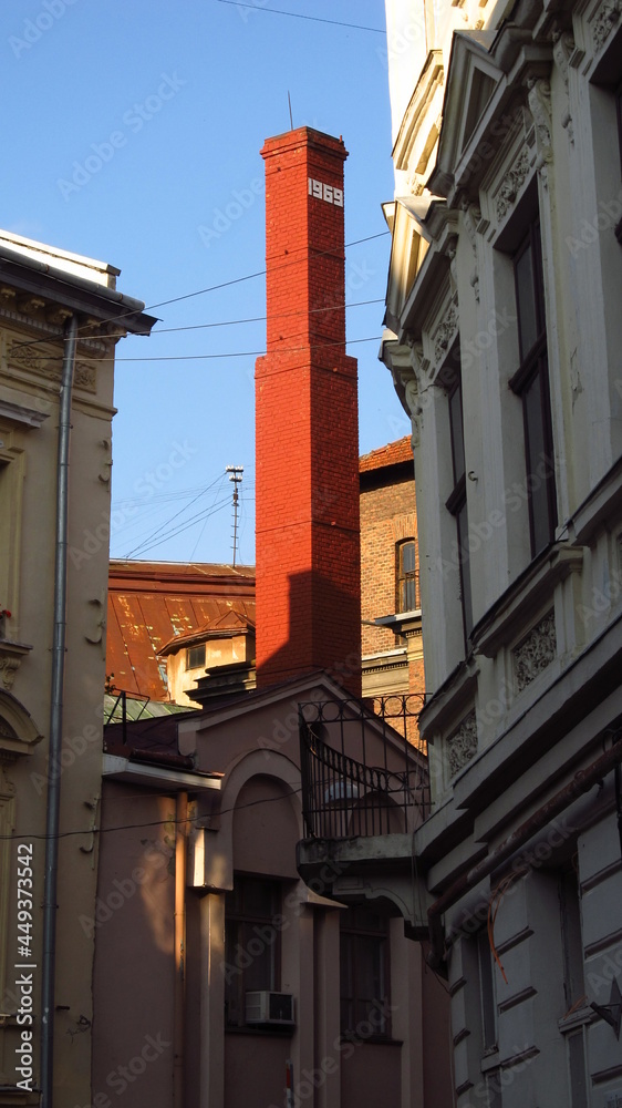 Czerwony komin pośród starych kamienic, Lwów, Ukraina