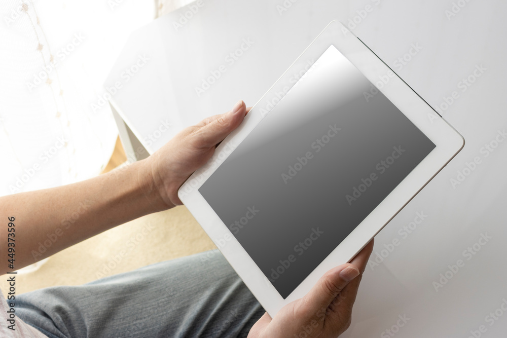 タブレット端末を使うシニア女性の手元(日本人、60代) タブレット端末を使うシニア女性の手元(日本人、60代)