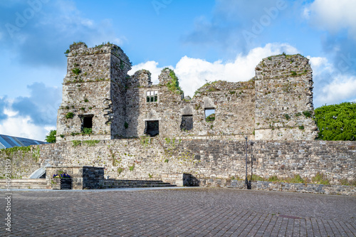Fotografie The castle ruins in Manorhamilton, erected in 1634 by Sir Frederick Hamilton - C