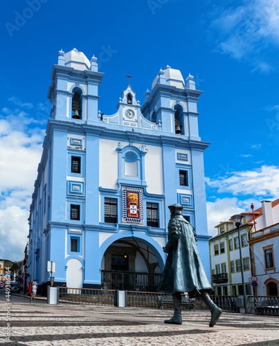 Igreja da Misericórdia e estátua de Vasco da Gama no Pátio da Alfândega em Angra do Heroísmo, Ilha Terceira, Açores