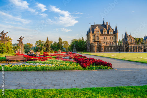 Foto Beautiful Garibaldi Castle with a flower garden