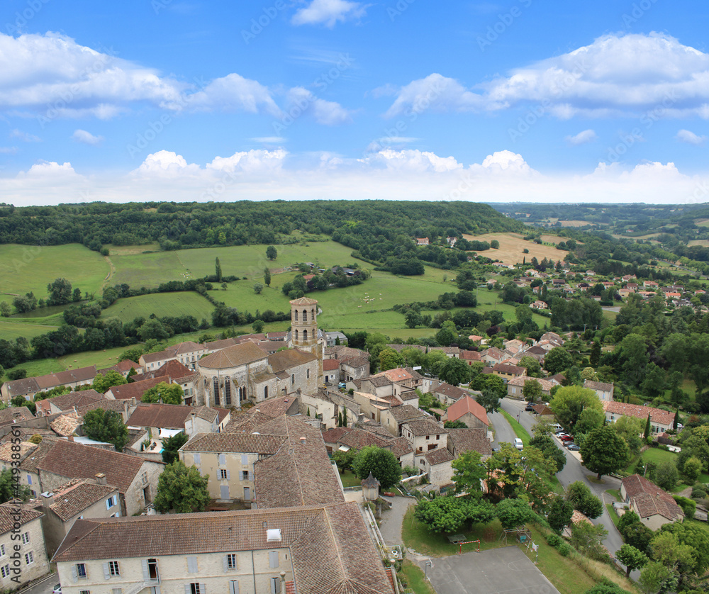 Cité médiévale du sud de la France, vue de haut, village de Montcuq