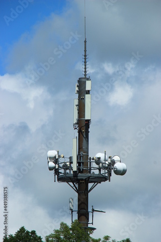 Antenne relais de télécommunication télévision et téléphonie (gros plan)