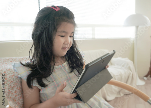 테블릿 PC를 보고있는 여자아이