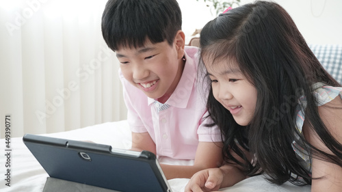 테블릿을 보고 있는 아이들