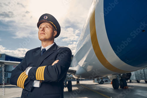 Φωτογραφία Pilot dressed in uniform gazing up at the sky