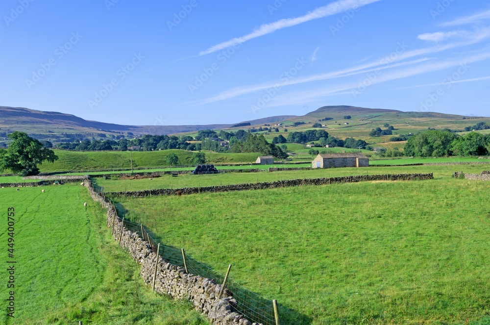 Obraz premium View from the public right of way from Hardraw to Hawes, in the Yorkshire Dales, England.
