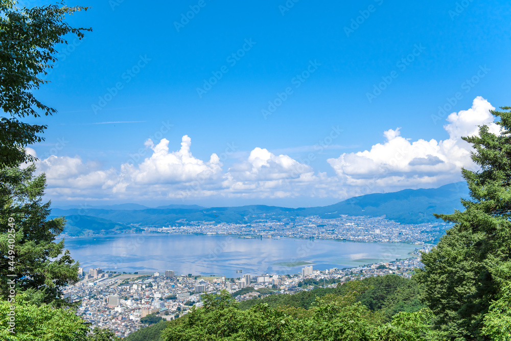 日本の長野県の諏訪湖の俯瞰画像。