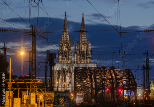 Köln: Dom in der "blauen Stunde" von Deutz gesehen. © rebaixfotografie