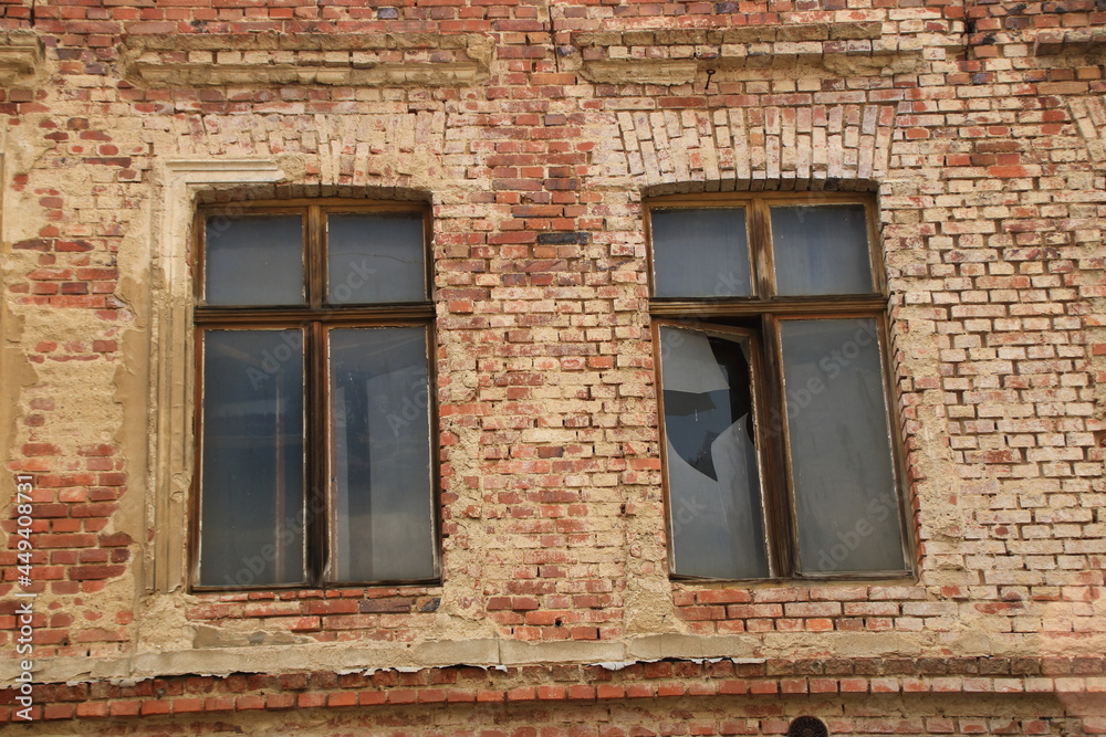 Zerbrochene Fenster in einer alten Backsteinfassade in Görlitz Zerbrochene Fenster in einer alten Backsteinfassade in Görlitz