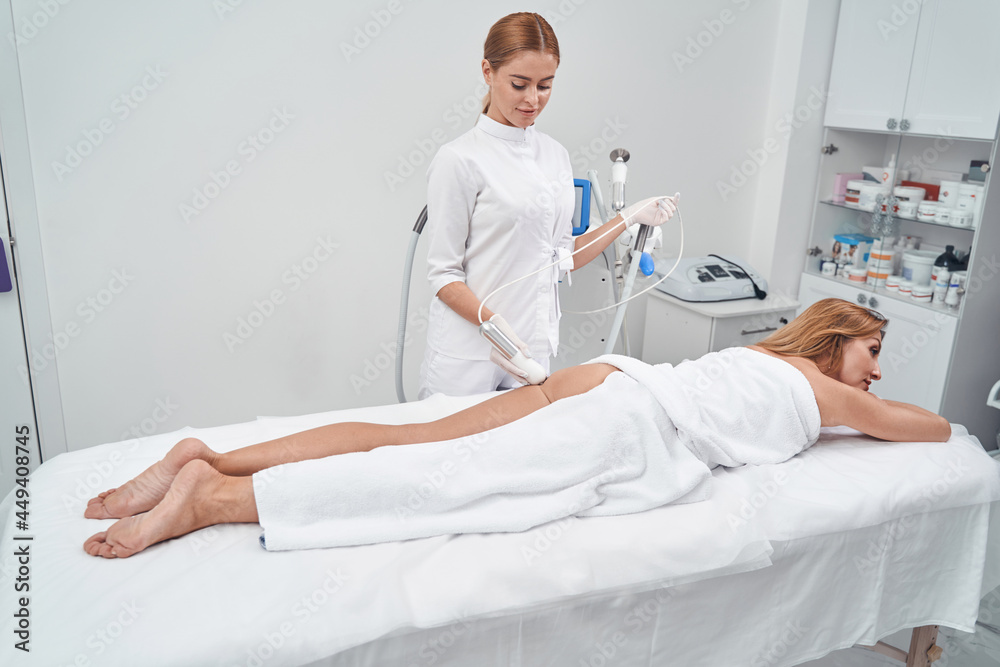 Obraz premium Cheerful female professional doing massage for client