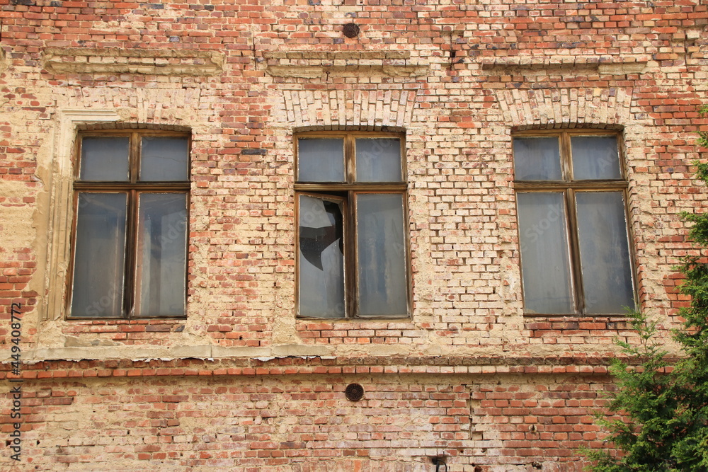 Zerbrochene Fenster in einer alten Backsteinfassade in Görlitz