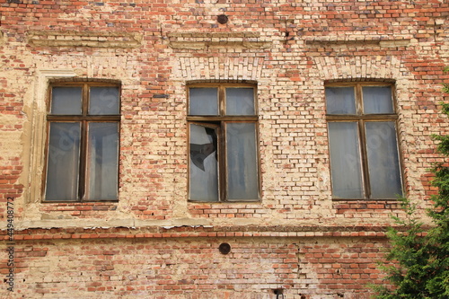 Zerbrochene Fenster in einer alten Backsteinfassade in Görlitz