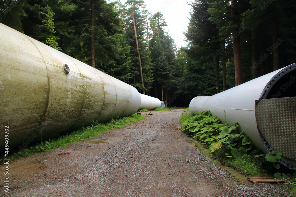 Mast eines alten Windrades lagert im Wald auf den Abtransport Mast eines alten Windrades lagert im Wald auf den Abtransport