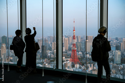 Tourists enjoying view of Tokyo city skyline from observation deck in Roppongi Hills　六本木ヒルズの東京シティビューから街並みを眺める観光客