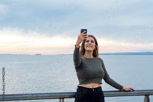 Mujer con telefono celular en exteriores