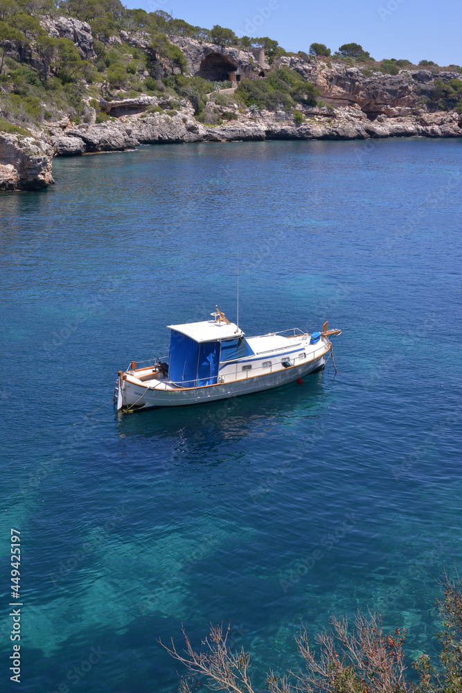 Barco fondeado en la Cala de Figuera en la costa de isla de Mallorca, Baleares
