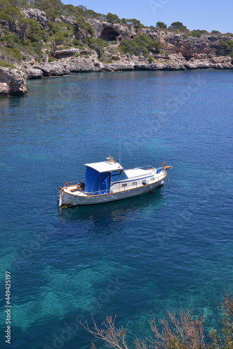 Barco fondeado en la Cala de Figuera en la costa de isla de Mallorca, Baleares © s-aznar